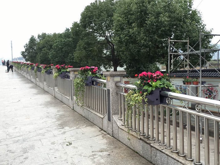 道路橋梁護欄綠化之鞍馬花盆