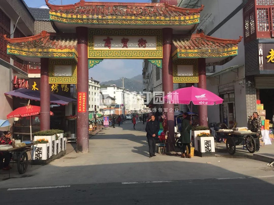 商貿街入口君子組合花箱